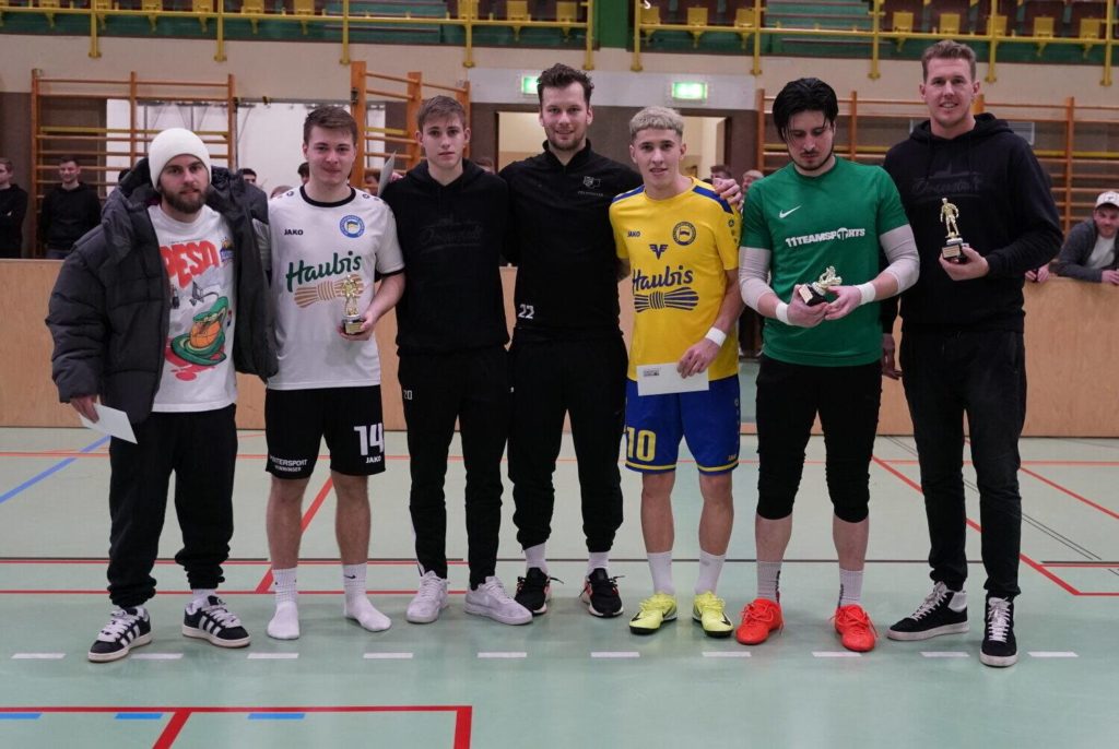 Matteo Holzer (3. v. l.), Christian Hackl (4. v. l.) und Torschützenkönige Stefan Mitmasser (r.) beim Hallenasters des SV Petzenkirchen/B. 