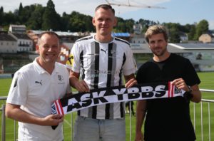 Obmann Christian Eplinger (l.) und Trainer Philipp Zulechner (r.) freuen sich über den letzten Neuzugang des ASK Ybbs: Tomáš Malec (M.).